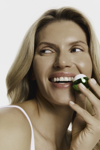 Sunew Med+ Pear Kiss Balsam do ust gruszkowy 13 g – nawilżający i regenerujący