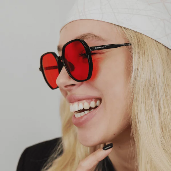 Dermomedica Red Cool – okulary z czerwonymi soczewkami blokujące światło niebieskie HEV i wspierające sen