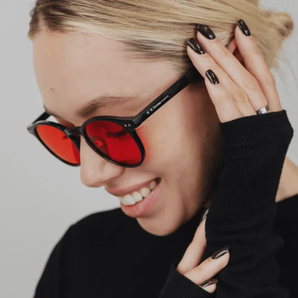 Dermomedica Red Challenge – okulary z czerwonymi soczewkami blokujące światło niebieskie HEV i wspierające sen