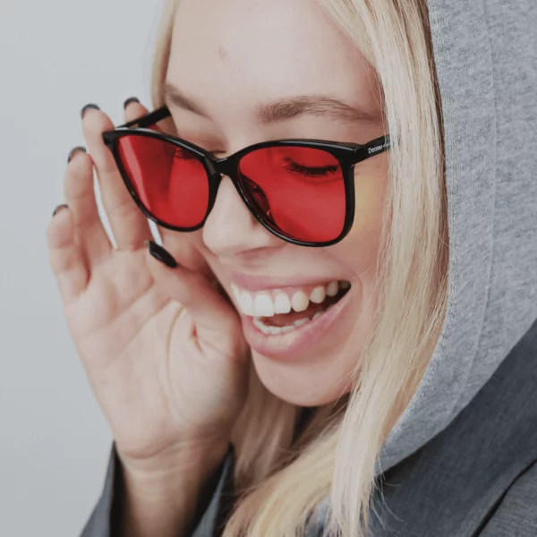 Dermomedica Red Basic – okulary z czerwonymi soczewkami blokujące światło niebieskie HEV i wspierające sen